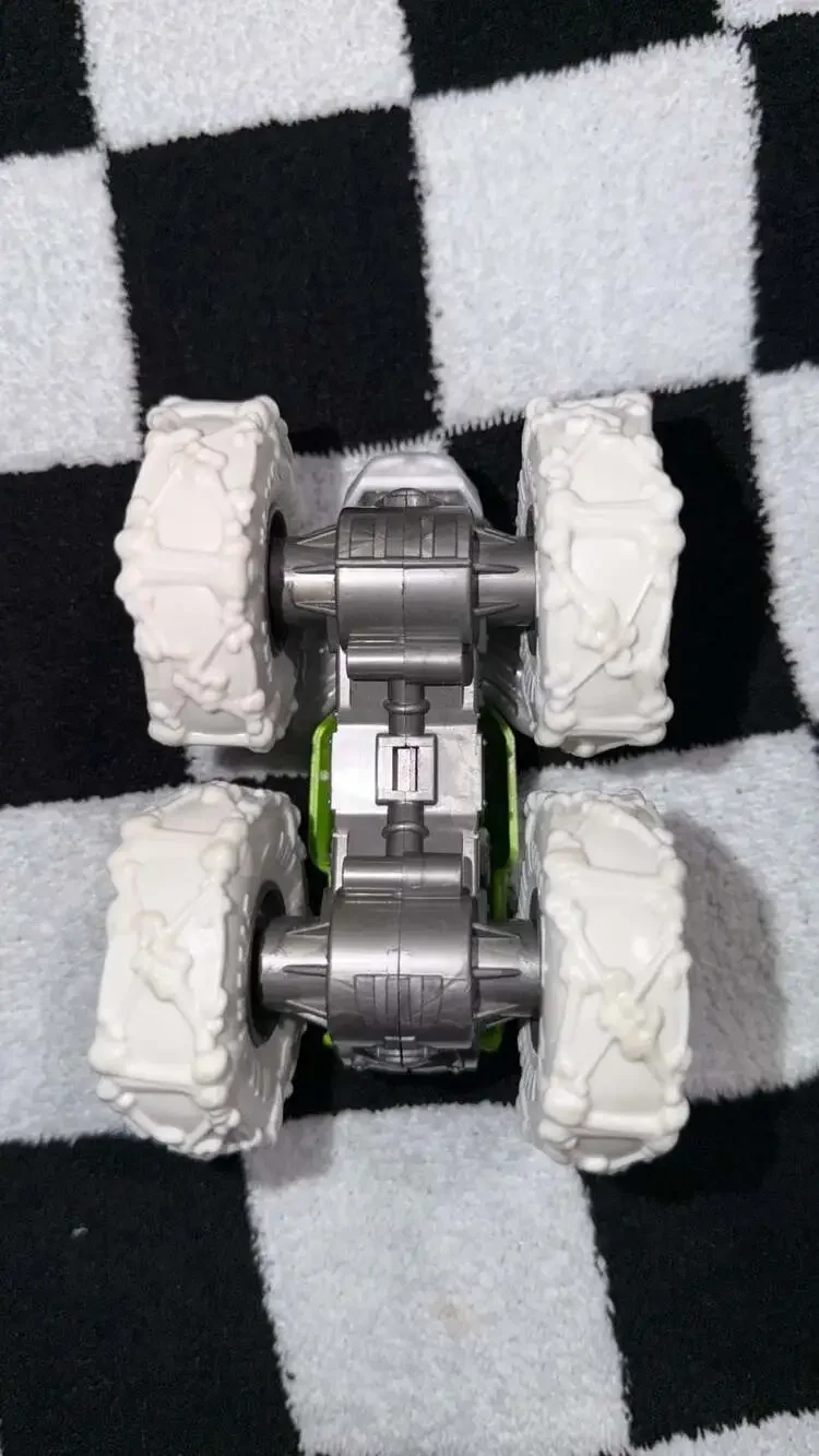 Hot Wheels Monster Trucks Twisted Tredz Bone Shaker Green Skull 1:43 Scale